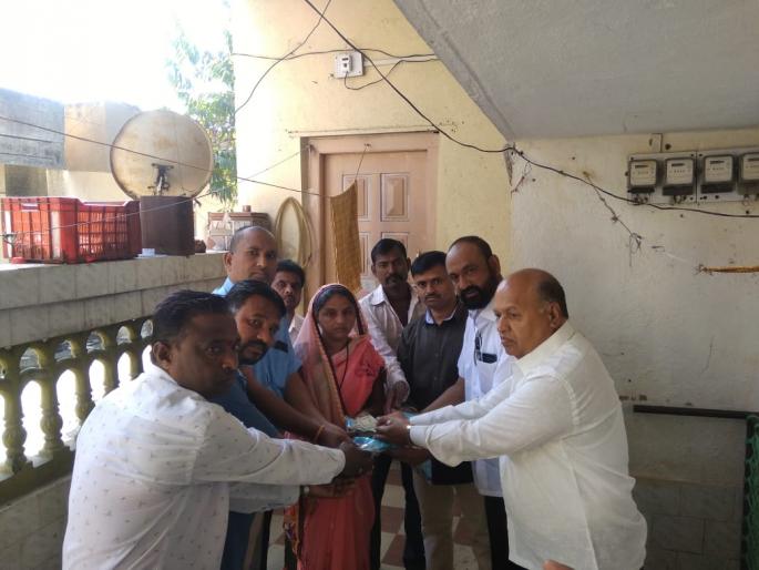 The Abhona nuclear community gave a helping hand to the leopard family | अभोणा नाभिक समाजाने दिला चित्ते परिवाराला मदतीचा हात The Abhona nuclear community gave a helping hand to the leopard family | अभोणा नाभिक समाजाने दिला चित्ते परिवाराला मदतीचा हात