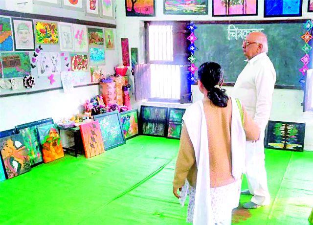 The teacher should have a fourth eye view | शिक्षक हा चौफेर दृष्टी असलेला असावा