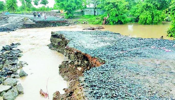 Diversion bridges on the highway carried away | महामार्गावरील डायव्हर्शन पूल गेला वाहून