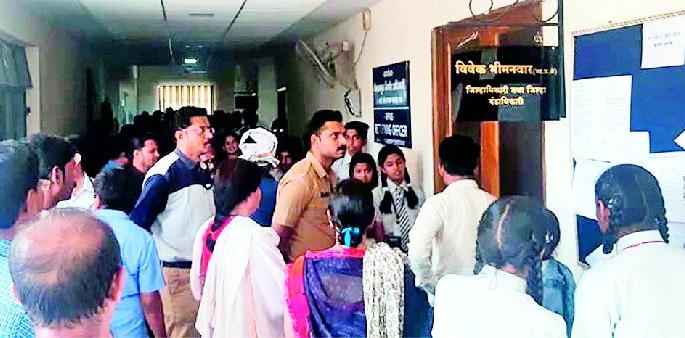 Teacher's allegations lie; Get rid of them | शिक्षकावरील आरोप खोटे; त्यांची सुटका करा