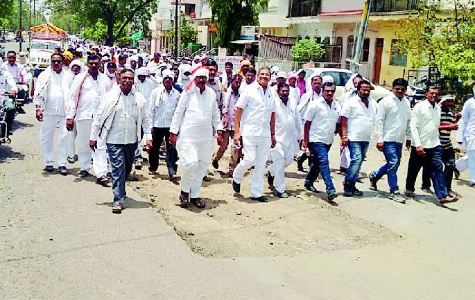 Demand for SDO office for farmers' demands | शेतकऱ्यांच्या मागण्यांसाठी एसडीओ कार्यालयावर धडक मोर्चा Demand for SDO office for farmers' demands | शेतकऱ्यांच्या मागण्यांसाठी एसडीओ कार्यालयावर धडक मोर्चा