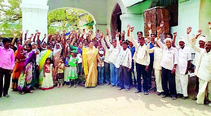 Women insist on red drainage water | लाल नाल्याच्या पाण्यासाठी महिला आग्रही Women insist on red drainage water | लाल नाल्याच्या पाण्यासाठी महिला आग्रही