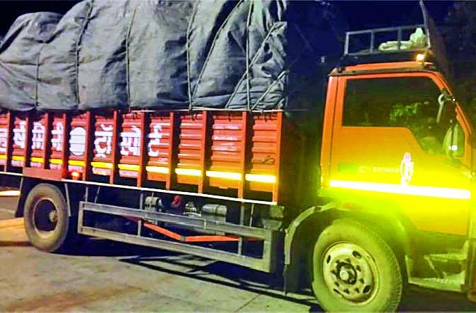 The carriage collapsed by the truck | भरधाव ट्रकने इसमास चिरडले The carriage collapsed by the truck | भरधाव ट्रकने इसमास चिरडले