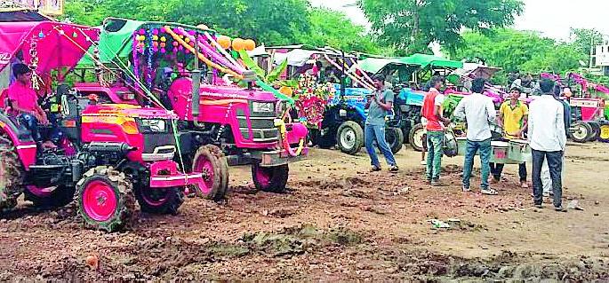 Not a bull, a full tractor hitch! | बैलांचा नव्हे, भरला चक्क ट्रॅक्टरचा पोळा!