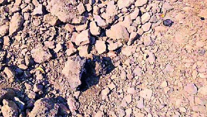 Misguided by contractors; 'West Material' road | कंत्राटदारांकडून दिशाभूल; ‘वेस्ट मटेरियल’ रस्त्यातच Misguided by contractors; 'West Material' road | कंत्राटदारांकडून दिशाभूल; ‘वेस्ट मटेरियल’ रस्त्यातच