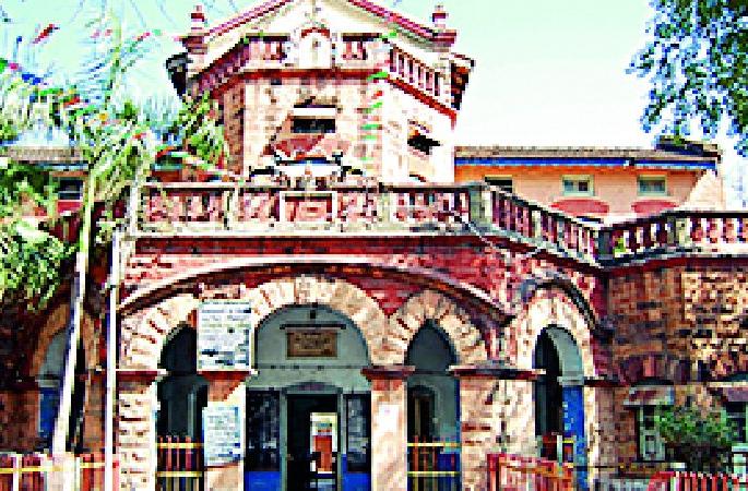 The head of the municipal corporation beat the contractor | नगराध्यक्षांची कंत्राटदारास मारहाण The head of the municipal corporation beat the contractor | नगराध्यक्षांची कंत्राटदारास मारहाण