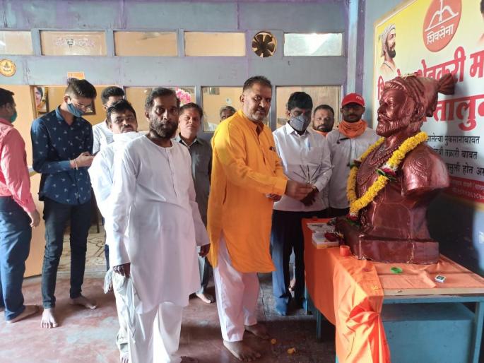 Shiv Jayanti on behalf of Shiv Sena in Yeola | येवल्यात शिवसेनेच्या वतीने शिवजयंती Shiv Jayanti on behalf of Shiv Sena in Yeola | येवल्यात शिवसेनेच्या वतीने शिवजयंती