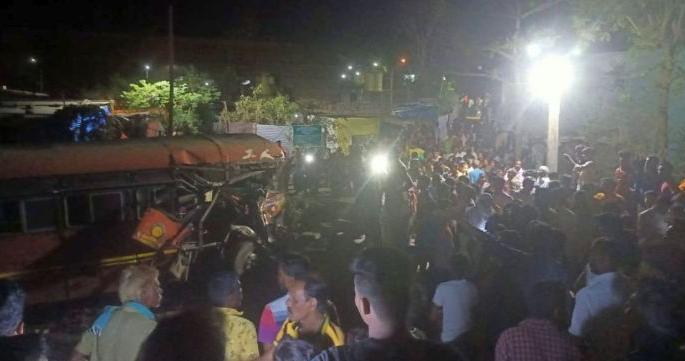 ST bus collapsed in canal ; One killed, 11 injured | एसटी बस नाल्यात काेसळली; एक ठार, ११ जखमी ST bus collapsed in canal ; One killed, 11 injured | एसटी बस नाल्यात काेसळली; एक ठार, ११ जखमी