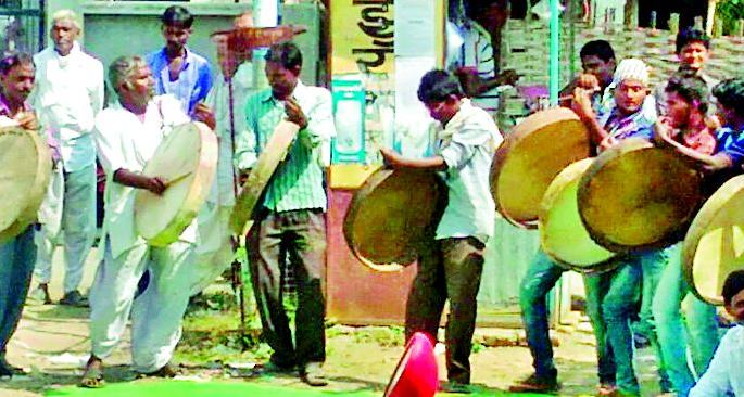 Chatting movement in Ghatanji | घाटंजी येथे डफडे वाजवा आंदोलन Chatting movement in Ghatanji | घाटंजी येथे डफडे वाजवा आंदोलन