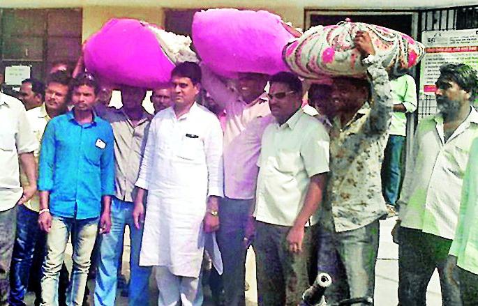 The farmers hit the electricity company | वीज कंपनीवर शेतकºयांची धडक The farmers hit the electricity company | वीज कंपनीवर शेतकºयांची धडक