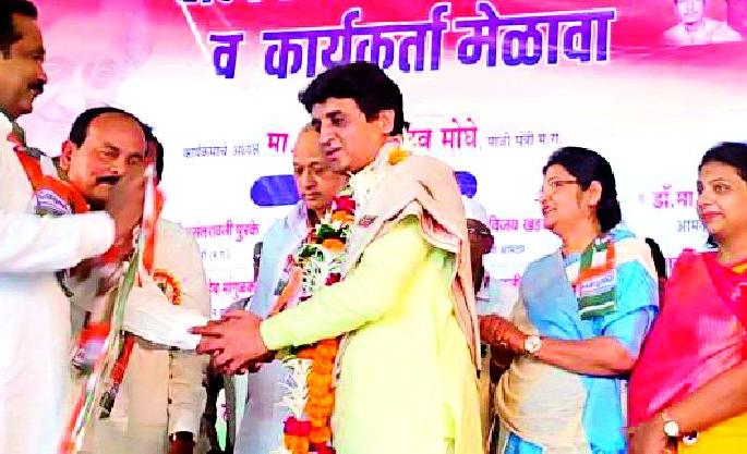 Congratulations to Congress office bearers in Babhulgaon | बाभूळगावात काँग्रेस पदाधिकाऱ्यांचा सत्कार Congratulations to Congress office bearers in Babhulgaon | बाभूळगावात काँग्रेस पदाधिकाऱ्यांचा सत्कार