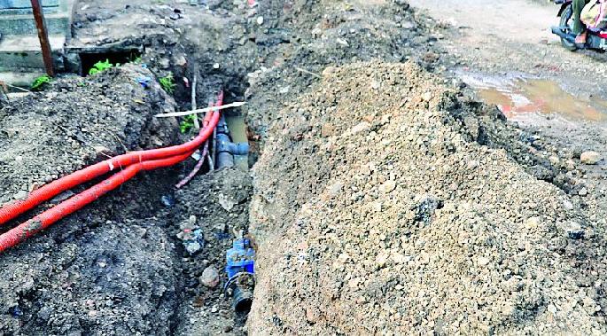 Roads dug for Bembala, who will explain? | बेंबळासाठी रस्ते खोदले, बुजविणार कोण? Roads dug for Bembala, who will explain? | बेंबळासाठी रस्ते खोदले, बुजविणार कोण?