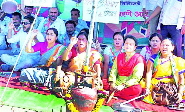  Congestion against inflation | महागाईविरूद्ध काँग्रेसचे धरणे