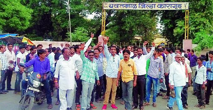 Shiv Sena was angry with the arrest of the head of the contact | संपर्क प्रमुखाच्या अटकेने शिवसैनिक संतापले Shiv Sena was angry with the arrest of the head of the contact | संपर्क प्रमुखाच्या अटकेने शिवसैनिक संतापले