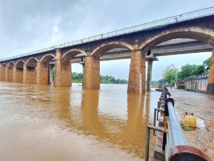 Continuous rain, Krishna level in Sangli at 18 feet | पावसाची संततधार कायम, सांगलीत कृष्णेची पातळी १८ फुटांवर Continuous rain, Krishna level in Sangli at 18 feet | पावसाची संततधार कायम, सांगलीत कृष्णेची पातळी १८ फुटांवर