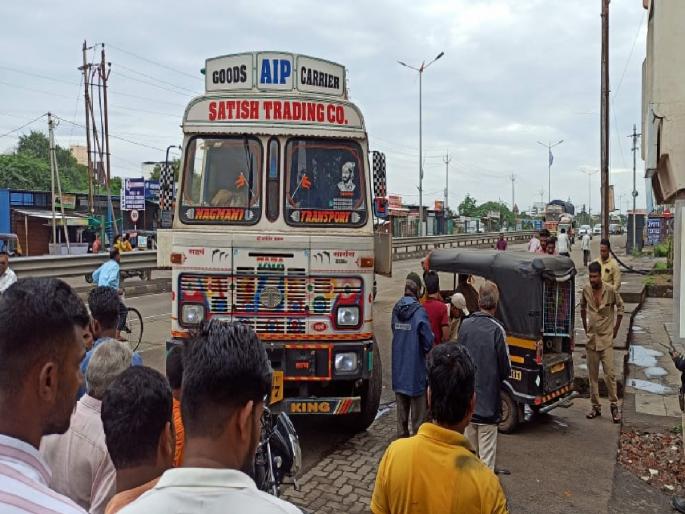 old man died in collision with truck | अवजड वाहनाच्या धडकेत पादचारी वृद्धाचा बळी old man died in collision with truck | अवजड वाहनाच्या धडकेत पादचारी वृद्धाचा बळी