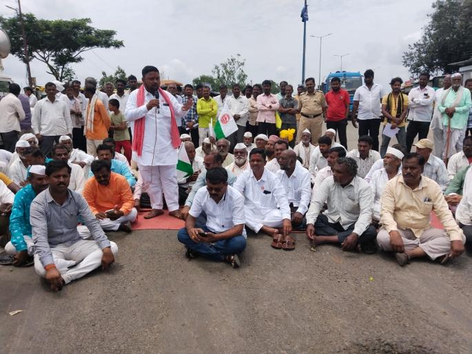 Swabhimani' blocked highway for agnim, traffic stopped for half an hour | अग्रीमसाठी ‘स्वाभिमानी’ने रोखला महामार्ग, अर्धातास वाहतूक ठप्प Swabhimani' blocked highway for agnim, traffic stopped for half an hour | अग्रीमसाठी ‘स्वाभिमानी’ने रोखला महामार्ग, अर्धातास वाहतूक ठप्प