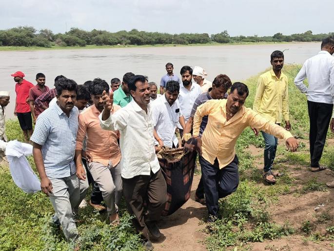 The body of Santosh Tangtode, who drowned in Godavari, was found | गोदावरीत बुडालेल्या संतोष तांगतोडेचा मृतदेह सापडला The body of Santosh Tangtode, who drowned in Godavari, was found | गोदावरीत बुडालेल्या संतोष तांगतोडेचा मृतदेह सापडला