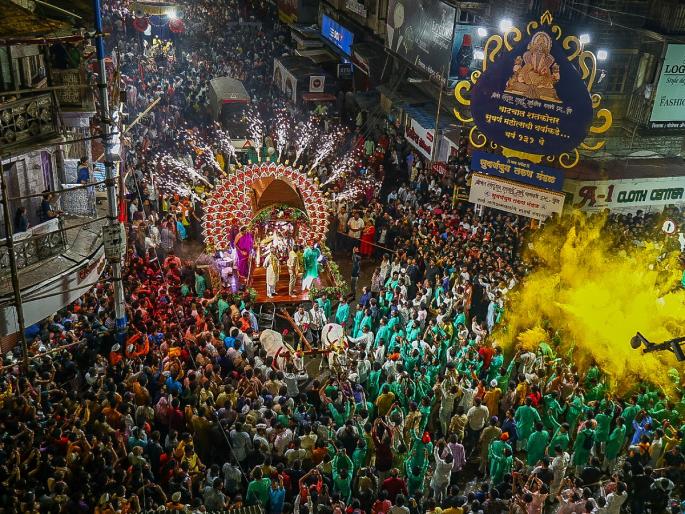 Immersion of Shrimant Bhausaheb Rangari Ganapati with a spectacular procession | श्रीमंत भाऊसाहेब रंगारी गणपतीचे दिमाखदार मिरवणुकीने विसर्जन Immersion of Shrimant Bhausaheb Rangari Ganapati with a spectacular procession | श्रीमंत भाऊसाहेब रंगारी गणपतीचे दिमाखदार मिरवणुकीने विसर्जन