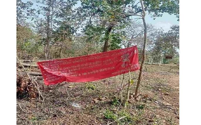 Naxals leaflet and banner found near salekasa police station day before Republic Day | प्रजासत्ताक दिनापूर्वी सालेकसात लागले नक्षलवाद्यांचे पत्रक, एकच खळबळ