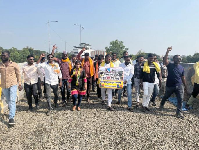 flyover bridge work stopped; Vanchit Bahujan Yuva Aghadi Aggressive | उड्डाण पुलाचे काम बंद; वंचित बहुजन युवा आघाडी आक्रमक