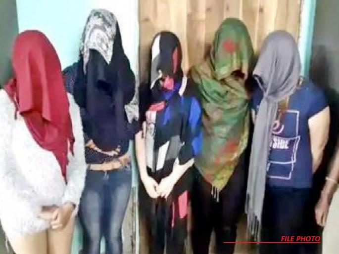 A raid on a prostitution den in Gokulnagar in Sangli | सांगलीतील गोकुळनगरमध्ये वेश्या अड्ड्यावर छापा, दोघांवर गुन्हा दाखल A raid on a prostitution den in Gokulnagar in Sangli | सांगलीतील गोकुळनगरमध्ये वेश्या अड्ड्यावर छापा, दोघांवर गुन्हा दाखल