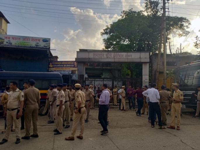 Funeral for Akshay Shinde; Shanti Nagar cemetery in Ulhasnagar | अक्षय शिंदेवर अंत्यसंस्कार; उल्हासनगरातील शांतीनगर स्मशानभूमीला छावणीचे स्वरुप Funeral for Akshay Shinde; Shanti Nagar cemetery in Ulhasnagar | अक्षय शिंदेवर अंत्यसंस्कार; उल्हासनगरातील शांतीनगर स्मशानभूमीला छावणीचे स्वरुप