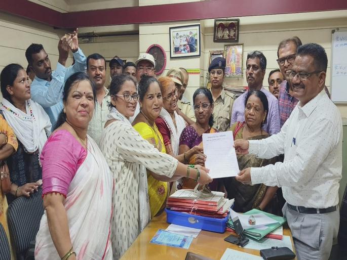 Citizens suffering from water problem rush to KDMC headquarters | पाणी समस्येने त्रस्त नागरिकांची केडीएमसी मुख्यालयात धाव Citizens suffering from water problem rush to KDMC headquarters | पाणी समस्येने त्रस्त नागरिकांची केडीएमसी मुख्यालयात धाव