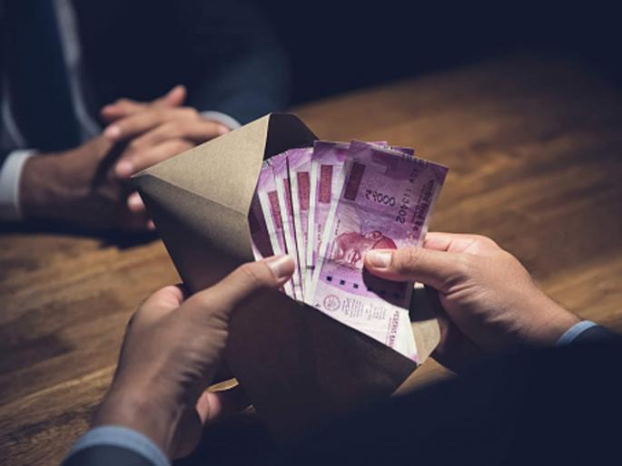 Chief Clerk caught taking bribe for appointment | नियुक्तीसाठी लाच घेताना मुख्य लिपिकास पकडले Chief Clerk caught taking bribe for appointment | नियुक्तीसाठी लाच घेताना मुख्य लिपिकास पकडले