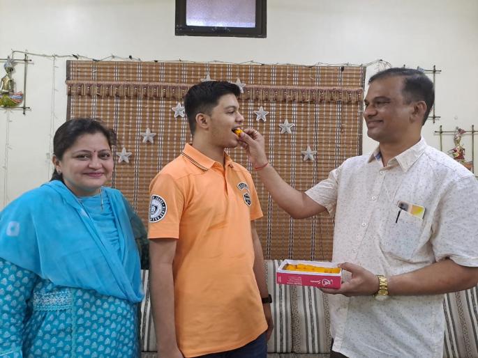 Arpan kasat of Akot tops in MHCET | रोज चार तास अभ्यास अन् यशाला गवसणी, MHCET मध्ये अकोटचा अर्पण कासट राज्यात प्रथम Arpan kasat of Akot tops in MHCET | रोज चार तास अभ्यास अन् यशाला गवसणी, MHCET मध्ये अकोटचा अर्पण कासट राज्यात प्रथम