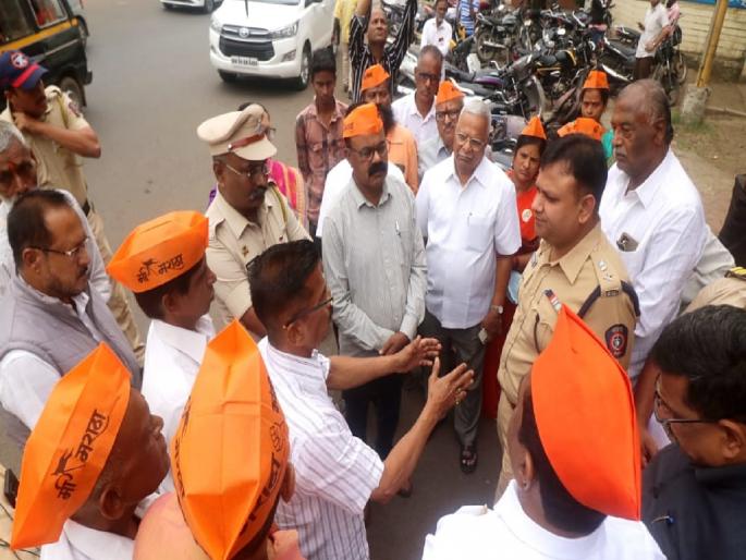 The Maratha community will show black flags to the Governor in Kolhapur tomorrow | मराठा समाज उद्या कोल्हापुरात राज्यपालांना काळे झेंडे दाखवणार The Maratha community will show black flags to the Governor in Kolhapur tomorrow | मराठा समाज उद्या कोल्हापुरात राज्यपालांना काळे झेंडे दाखवणार