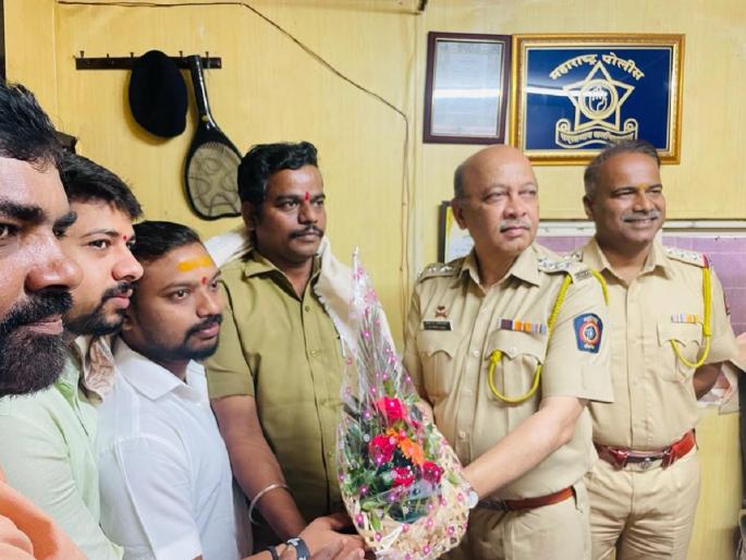 Honoring the rickshaw puller who took the pregnant mother to the hospital with care | प्रसंगावधान राखून गरोदर मातेला इस्पितळात नेलेल्या रिक्षाचालकाचा सन्मान Honoring the rickshaw puller who took the pregnant mother to the hospital with care | प्रसंगावधान राखून गरोदर मातेला इस्पितळात नेलेल्या रिक्षाचालकाचा सन्मान