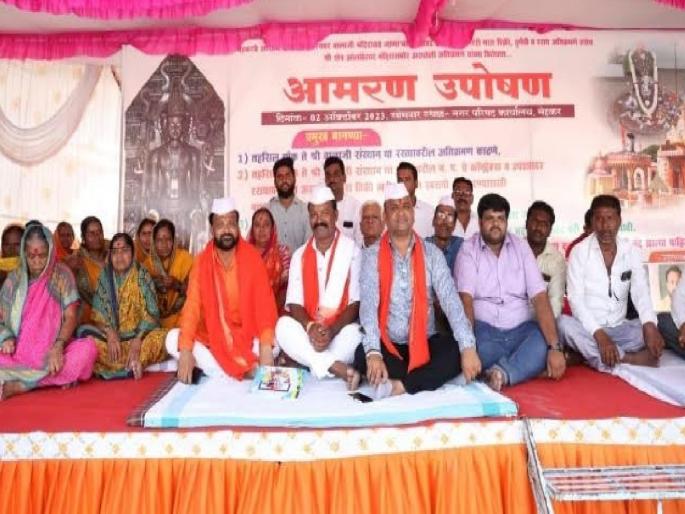 First held a rally, then started an indefinite hunger strike | आधी काढली रॅली, मग सुरू केले बेमुदत उपोषण First held a rally, then started an indefinite hunger strike | आधी काढली रॅली, मग सुरू केले बेमुदत उपोषण