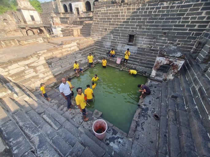 Cleanliness of tourist places including Dhartirtha at Lonar is an initiative of Lonarkar Team | लोणार येथील धारतीर्थासह पर्यटन स्थळांची स्वच्छता मी लोणारकर टिमचा पुढाकार Cleanliness of tourist places including Dhartirtha at Lonar is an initiative of Lonarkar Team | लोणार येथील धारतीर्थासह पर्यटन स्थळांची स्वच्छता मी लोणारकर टिमचा पुढाकार