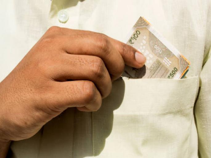 Tehsildar accepted bribe in Buldhana, house search in Parbhani | तहसिलदाराने लाच स्वीकारली बुलढाण्यात, घरझडती परभणीत Tehsildar accepted bribe in Buldhana, house search in Parbhani | तहसिलदाराने लाच स्वीकारली बुलढाण्यात, घरझडती परभणीत