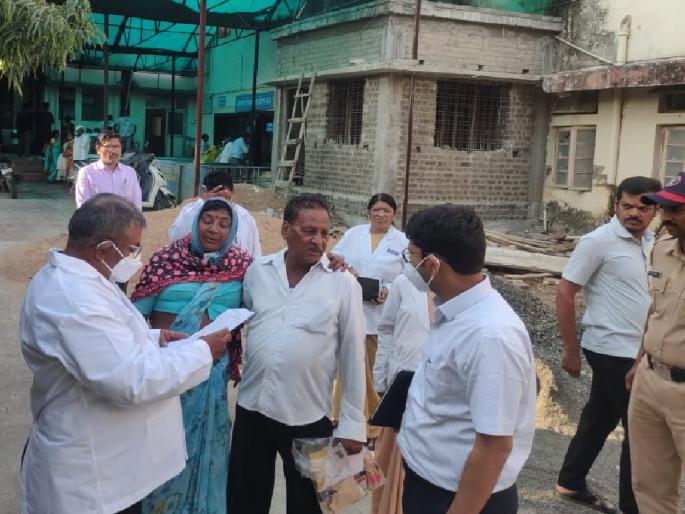 vardha Dist Collector interacted with patients | काय मावशी... ताप आहे काय... रक्त तपासले काय? जिल्हाधिकाऱ्यांनी साधला रुग्णांशी संवाद