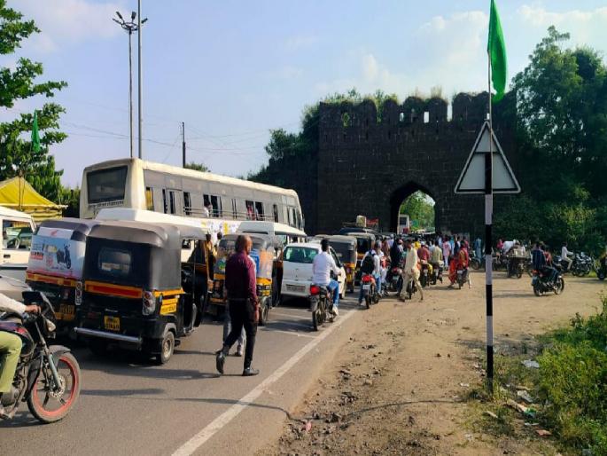 two hours traffic in Daulatabad Ghat, four km jam | दौलताबाद घाट दोन तास जाम, चार किमी वाहतूक कोंडी two hours traffic in Daulatabad Ghat, four km jam | दौलताबाद घाट दोन तास जाम, चार किमी वाहतूक कोंडी