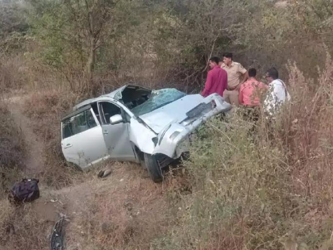 A tourist's car overturned; One killed, three seriously injured | लोणार पाहण्यासाठी आलेल्या पर्यटकाची कार उलटली; एक ठार, तीन गंभीर जखमी A tourist's car overturned; One killed, three seriously injured | लोणार पाहण्यासाठी आलेल्या पर्यटकाची कार उलटली; एक ठार, तीन गंभीर जखमी