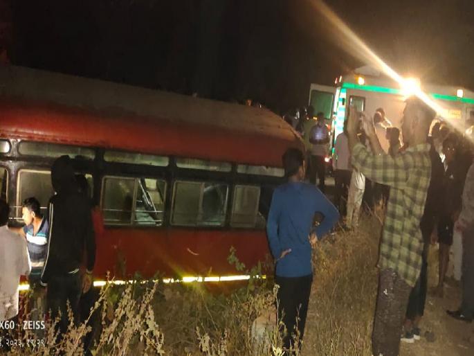 Malkapur-Pune bus accident near Chinchpur, 7 passengers injured | चिंचपूरनजीक मलकापूर-पुणे बसला अपघात, ७ प्रवासी जखमी Malkapur-Pune bus accident near Chinchpur, 7 passengers injured | चिंचपूरनजीक मलकापूर-पुणे बसला अपघात, ७ प्रवासी जखमी
