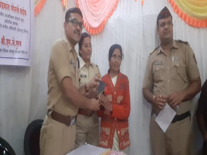 Stolen jewelery worth 18 lakhs and mobiles returned to passengers, action of Solapur railway police | चोरीला गेलेले १८ लाखांचे दागिने अन् मोबाईल केले प्रवाशांना परत, सोलापूर लोहमार्ग पोलिसांची कामगिरी Stolen jewelery worth 18 lakhs and mobiles returned to passengers, action of Solapur railway police | चोरीला गेलेले १८ लाखांचे दागिने अन् मोबाईल केले प्रवाशांना परत, सोलापूर लोहमार्ग पोलिसांची कामगिरी