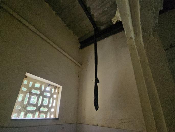 Suicide attempt of student at Ranshet Ashram School, Dahanu, Palghar district | पालघर जिल्ह्यातील डहाणूच्या रानशेत आश्रम शाळेत विद्यार्थिनीचा आत्महत्येचा प्रयत्न