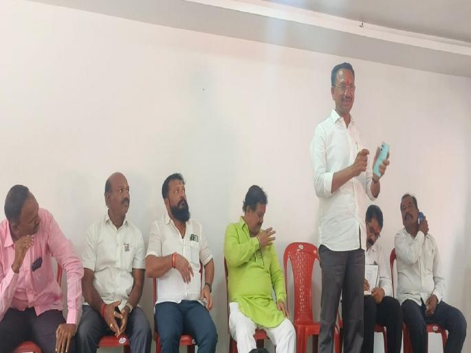If you are interrupted in the movement, stay at the house of people's representatives | आंदोलनात अडविल्यास करा लोकप्रतिनिधींच्या घरी ठिय्या If you are interrupted in the movement, stay at the house of people's representatives | आंदोलनात अडविल्यास करा लोकप्रतिनिधींच्या घरी ठिय्या