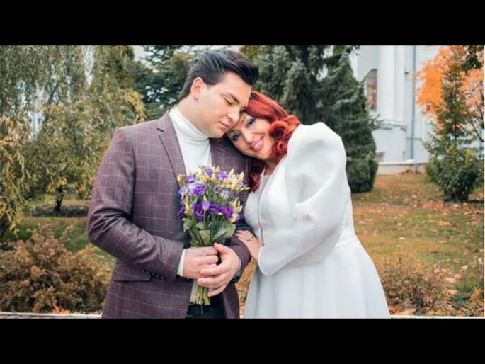 Russian musician mother marries adopted son 31 years younger after raising him since he was | 53 वर्षीय आईने आपल्या 31 वर्षीय मुलासोबत केलं लग्न, पण आता सापडली अडचणीत Russian musician mother marries adopted son 31 years younger after raising him since he was | 53 वर्षीय आईने आपल्या 31 वर्षीय मुलासोबत केलं लग्न, पण आता सापडली अडचणीत