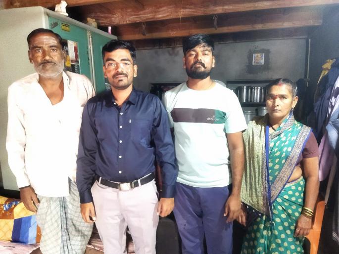 son of a sugarcane worker from Gotkhindi became an officer in the ministry | गोटखिंडीच्या ऊसतोड मजुराचा मुलगा बनला मंत्रालयात अधिकारी son of a sugarcane worker from Gotkhindi became an officer in the ministry | गोटखिंडीच्या ऊसतोड मजुराचा मुलगा बनला मंत्रालयात अधिकारी