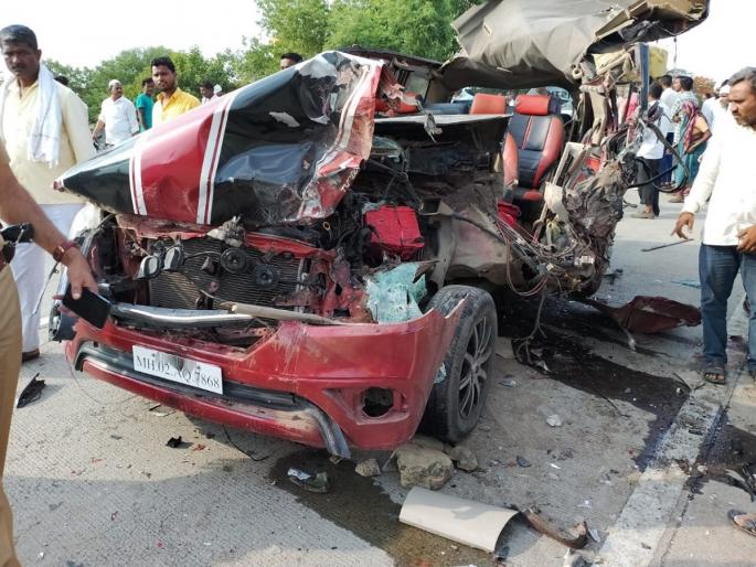 A speeding car hit a bus, One killed on the spot and six seriously injured | थांबलेल्या लालपरीवर भरधाव कार धडकली, कारचा चेंदामेंदा A speeding car hit a bus, One killed on the spot and six seriously injured | थांबलेल्या लालपरीवर भरधाव कार धडकली, कारचा चेंदामेंदा