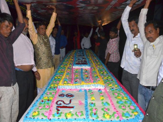 Challenge to save Kake from rain | पावसापासून केकला वाचविण्याची धडपड Challenge to save Kake from rain | पावसापासून केकला वाचविण्याची धडपड