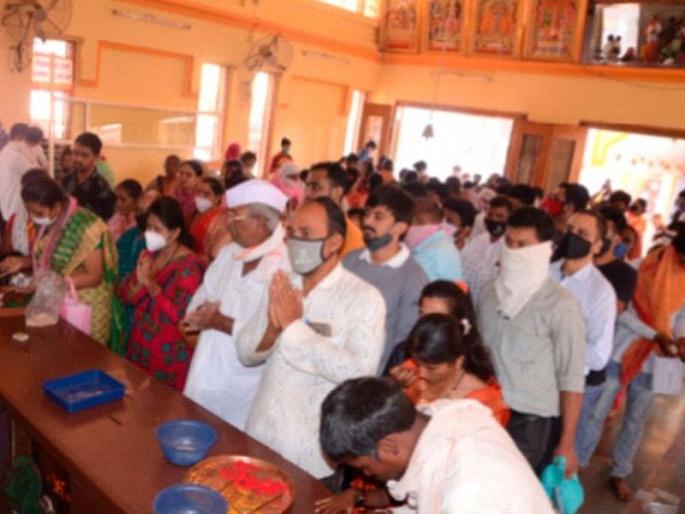 After eight months, the devotees bow down | आठ महिन्यानंतर भाविक ह्य नतमस्तक After eight months, the devotees bow down | आठ महिन्यानंतर भाविक ह्य नतमस्तक