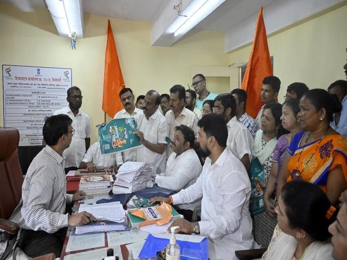 Shiv Sena laid siege to Vileparle rationing office as Ananda's ration was not available | आनंदाचा शिधा उपलब्ध नसल्याने विलेपार्ले रेशनिंग ऑफिसला शिवसेनेने घातला घेराव Shiv Sena laid siege to Vileparle rationing office as Ananda's ration was not available | आनंदाचा शिधा उपलब्ध नसल्याने विलेपार्ले रेशनिंग ऑफिसला शिवसेनेने घातला घेराव