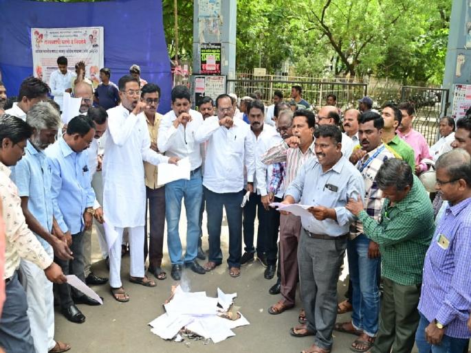Holi of government decision on contract recruitment, protests by employees at Poonam Gate | कंत्राटी भरतीच्या शासन निर्णयाची होळी, कर्मचाऱ्यांकडून पूनम गेटवर निदर्शने Holi of government decision on contract recruitment, protests by employees at Poonam Gate | कंत्राटी भरतीच्या शासन निर्णयाची होळी, कर्मचाऱ्यांकडून पूनम गेटवर निदर्शने