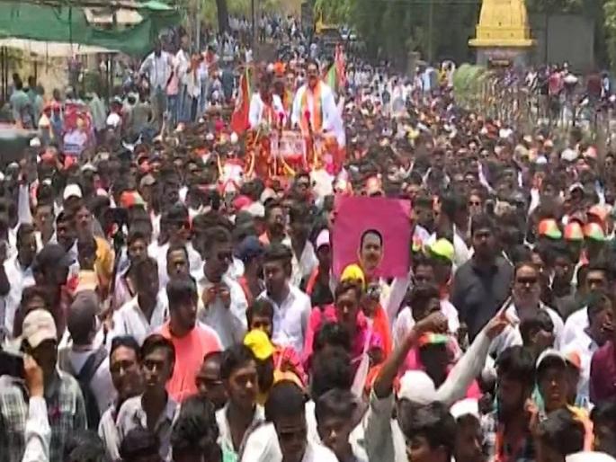 Those who stole gold chains in Udayanraj's victory procession were arrested | उदयनराजेंच्या विजयी मिरवणुकीत सोनसाखळ्या चोरणारे अटकेत Those who stole gold chains in Udayanraj's victory procession were arrested | उदयनराजेंच्या विजयी मिरवणुकीत सोनसाखळ्या चोरणारे अटकेत